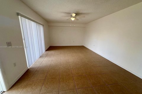 Снять в аренду таунхаус в Уэст-Палм-Бич, Флорида 2 спальни, 119.66м2, № 2065211 - фото 2