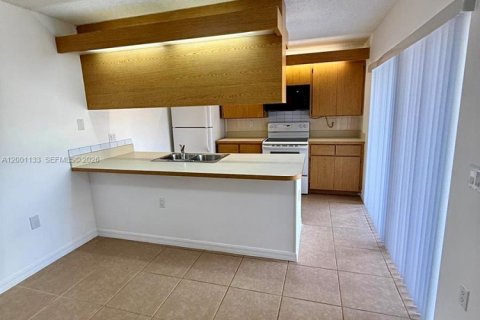 Снять в аренду таунхаус в Уэст-Палм-Бич, Флорида 2 спальни, 119.66м2, № 2065211 - фото 5