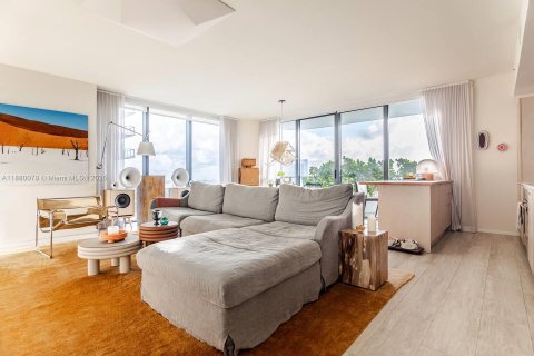 Condo in Miami, Florida, 3 bedrooms  № 1928827 - photo 1