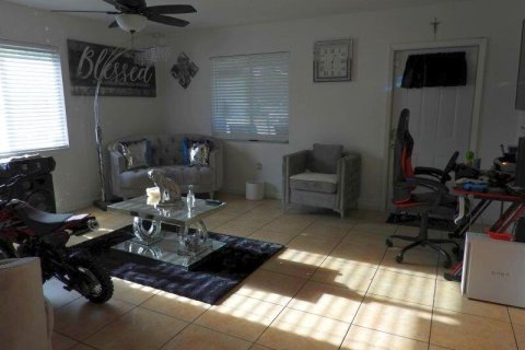 House in Pompano Beach, Florida 3 bedrooms, 116.13 sq.m. № 2188134 - photo 2