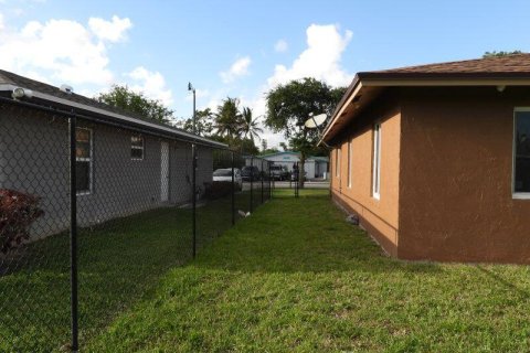 House in Pompano Beach, Florida 3 bedrooms, 116.13 sq.m. № 2188134 - photo 13