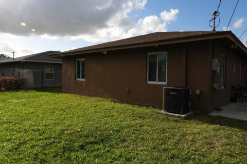 House in Pompano Beach, Florida 3 bedrooms, 116.13 sq.m. № 2188134 - photo 9