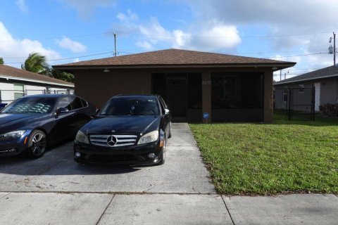 House in Pompano Beach, Florida 3 bedrooms, 116.13 sq.m. № 2188134