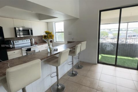 Condo in Miami, Florida, 2 bedrooms  № 2003365 - photo 1