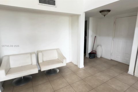 Condo in Miami, Florida, 2 bedrooms  № 2003365 - photo 3