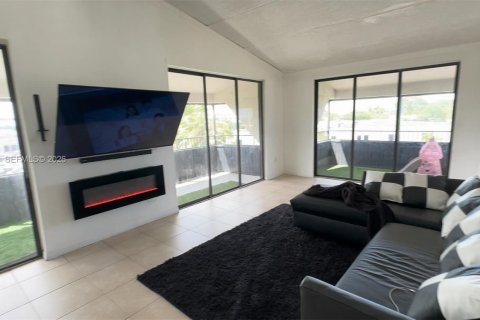 Condo in Miami, Florida, 2 bedrooms  № 2003365 - photo 2