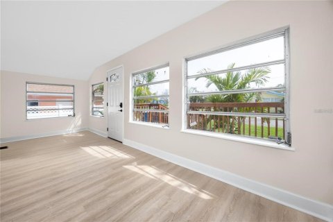 Casa en alquiler en Madeira Beach, Florida, 3 dormitorios, 124.12 m2 № 1913889 - foto 8