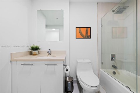 Condo in Miami, Florida, 2 bedrooms  № 1744029 - photo 12