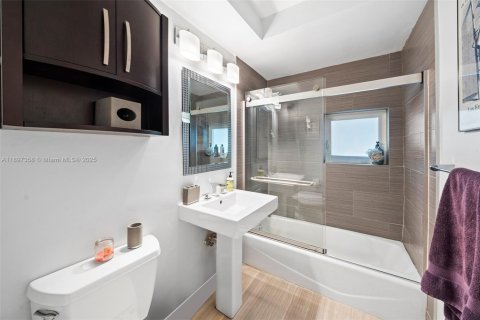 Casa en alquiler en Coral Gables, Florida, 3 dormitorios, 127.65 m2 № 1948802 - foto 16