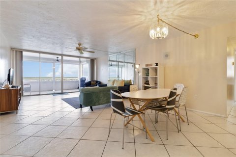 Condo in Redington Shores, Florida, 2 bedrooms  № 1869603 - photo 13