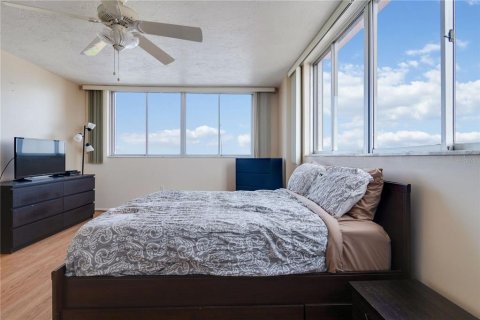 Condo in Redington Shores, Florida, 2 bedrooms  № 1869603 - photo 19
