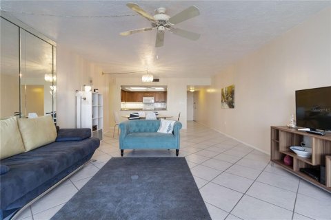 Condo in Redington Shores, Florida, 2 bedrooms  № 1869603 - photo 7