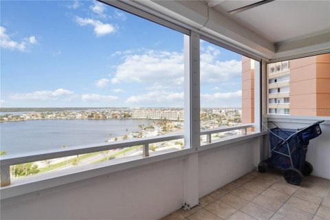 Condo in Redington Shores, Florida, 2 bedrooms  № 1869603 - photo 30