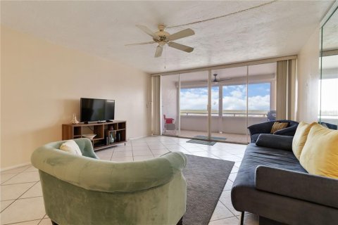 Condo in Redington Shores, Florida, 2 bedrooms  № 1869603 - photo 9