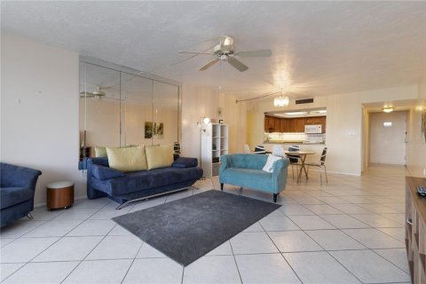 Condo in Redington Shores, Florida, 2 bedrooms  № 1869603 - photo 5