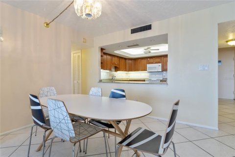 Condo in Redington Shores, Florida, 2 bedrooms  № 1869603 - photo 11
