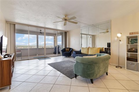 Condo in Redington Shores, Florida, 2 bedrooms  № 1869603 - photo 8
