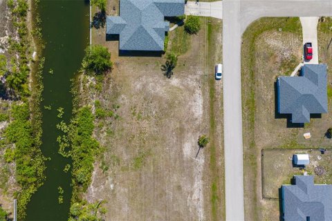 Land in Cape Coral, Florida № 1690909 - photo 1