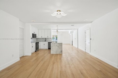 Casa en venta en Fort Lauderdale, Florida, 5 dormitorios, 277.31 m2 № 1974309 - foto 15