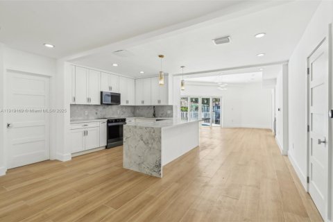 Casa en venta en Fort Lauderdale, Florida, 5 dormitorios, 277.31 m2 № 1974309 - foto 21