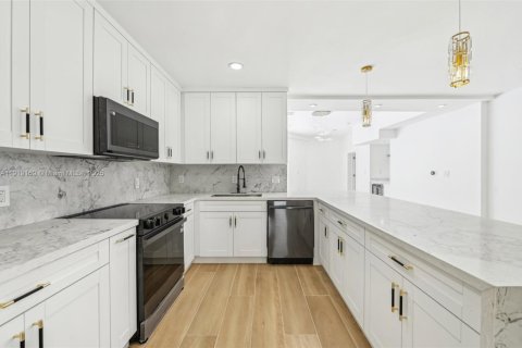 Casa en venta en Fort Lauderdale, Florida, 5 dormitorios, 277.31 m2 № 1974309 - foto 19