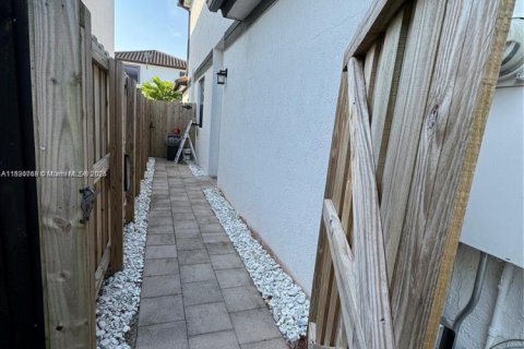 Снять в аренду коммерческую недвижимость в Хомстед, Флорида 1 спальня, 55.74м2, № 1944325 - фото 9