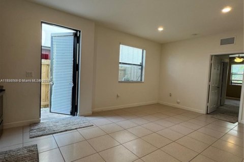 Снять в аренду коммерческую недвижимость в Хомстед, Флорида 1 спальня, 55.74м2, № 1944325 - фото 20