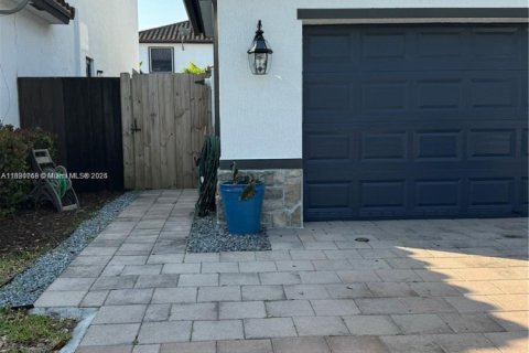 Снять в аренду коммерческую недвижимость в Хомстед, Флорида 1 спальня, 55.74м2, № 1944325 - фото 8