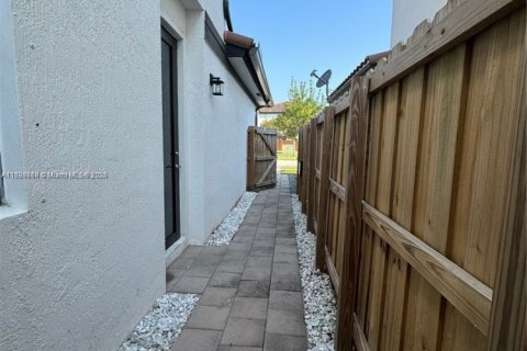 Снять в аренду коммерческую недвижимость в Хомстед, Флорида 1 спальня, 55.74м2, № 1944325 - фото 11