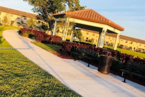 Снять в аренду коммерческую недвижимость в Хомстед, Флорида 1 спальня, 55.74м2, № 1944325 - фото 4