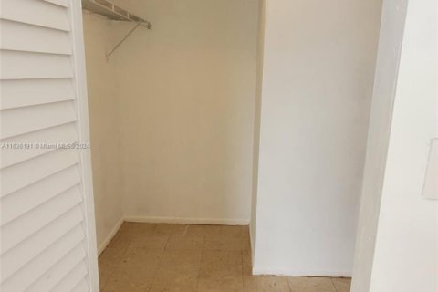 Condo in Miami Beach, Florida, 1 bedroom  № 1865342 - photo 16