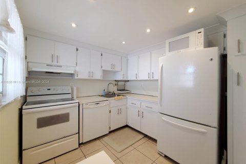 Condo in Miami Beach, Florida, 1 bedroom  № 1865342 - photo 11
