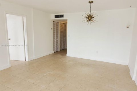 Condo in Miami Beach, Florida, 1 bedroom  № 1865342 - photo 19