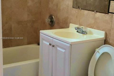 House in North Miami, Florida 2 bedrooms, 144.93 sq.m. № 1878652 - photo 2