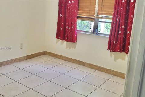 House in North Miami, Florida 2 bedrooms, 144.93 sq.m. № 1878652 - photo 5