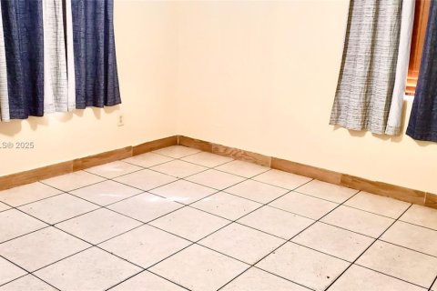 House in North Miami, Florida 2 bedrooms, 144.93 sq.m. № 1878652 - photo 4
