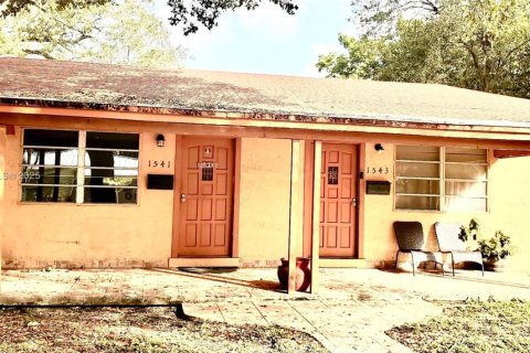 House in North Miami, Florida 2 bedrooms, 144.93 sq.m. № 1878652 - photo 1