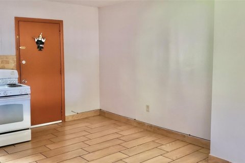 House in North Miami, Florida 2 bedrooms, 144.93 sq.m. № 1878652 - photo 3