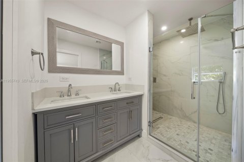 House in Miami Beach, Florida 4 bedrooms, 227.8 sq.m. № 2018016 - photo 13