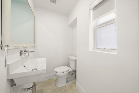 House in Miami Beach, Florida 4 bedrooms, 227.8 sq.m. № 2018016 - photo 28