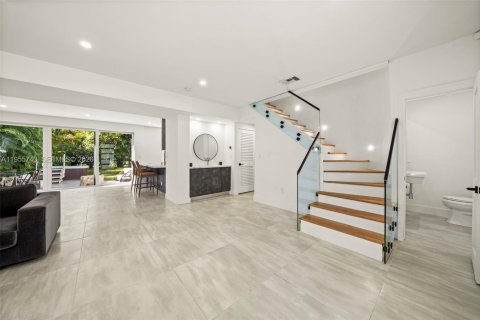 House in Miami Beach, Florida 4 bedrooms, 227.8 sq.m. № 2018016 - photo 11