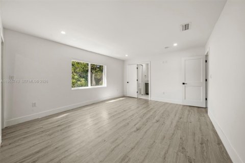 House in Miami Beach, Florida 4 bedrooms, 227.8 sq.m. № 2018016 - photo 18