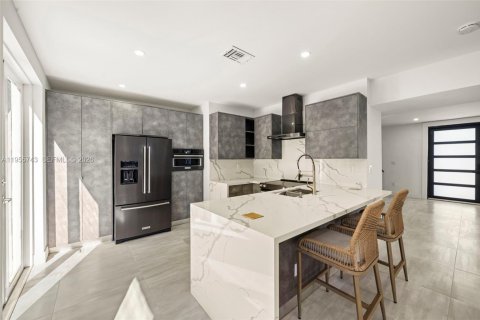 House in Miami Beach, Florida 4 bedrooms, 227.8 sq.m. № 2018016 - photo 9