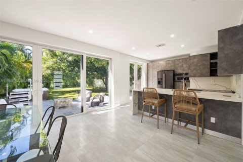 House in Miami Beach, Florida 4 bedrooms, 227.8 sq.m. № 2018016 - photo 10