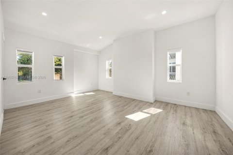 House in Miami Beach, Florida 4 bedrooms, 227.8 sq.m. № 2018016 - photo 12