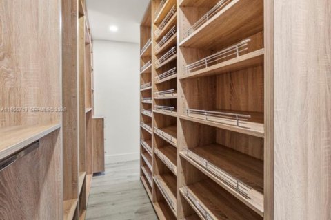 House in Miami Beach, Florida 4 bedrooms, 227.8 sq.m. № 2018016 - photo 17