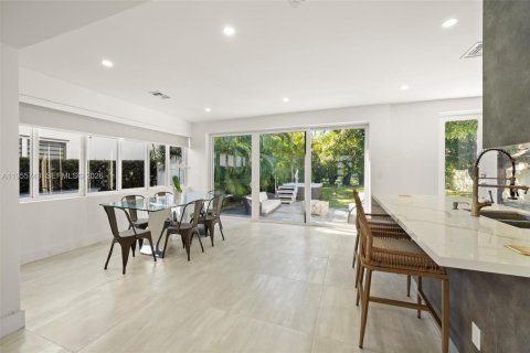 House in Miami Beach, Florida 4 bedrooms, 227.8 sq.m. № 2018016 - photo 6