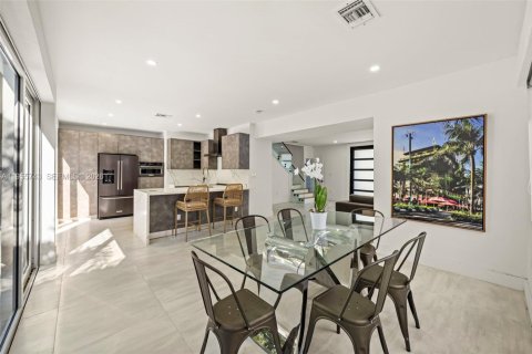 House in Miami Beach, Florida 4 bedrooms, 227.8 sq.m. № 2018016 - photo 5