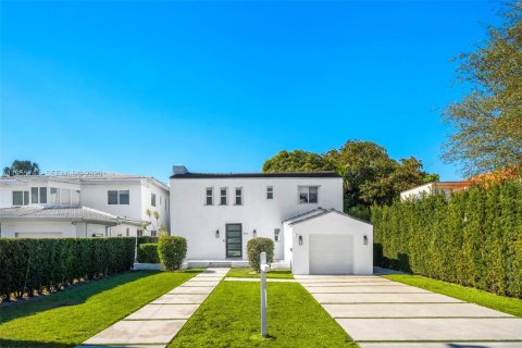 House in Miami Beach, Florida 4 bedrooms, 227.8 sq.m. № 2018016 - photo 4