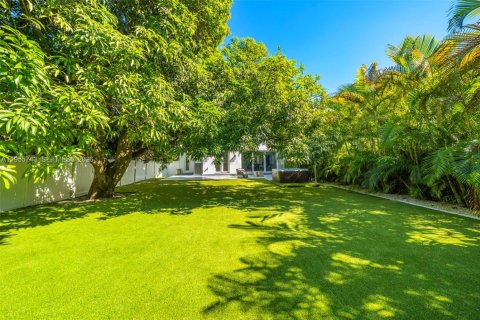 House in Miami Beach, Florida 4 bedrooms, 227.8 sq.m. № 2018016 - photo 23